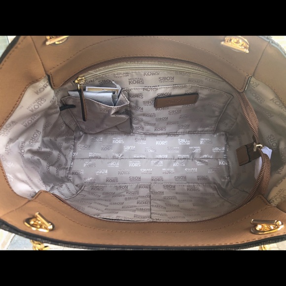 Gaby’sBags👜💕- NWT Michael Kors Large Chain Purse - Picture 5 of 8